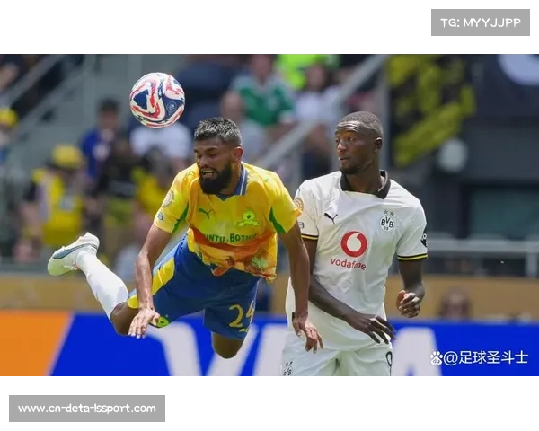 终场哨响，多特蒙德球员相拥庆祝绝杀沃尔夫斯堡